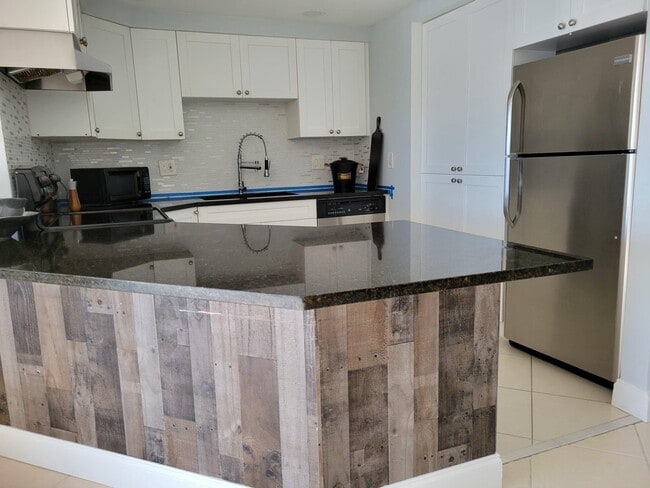 Building Photo - 4401 Crystal Lake Dr