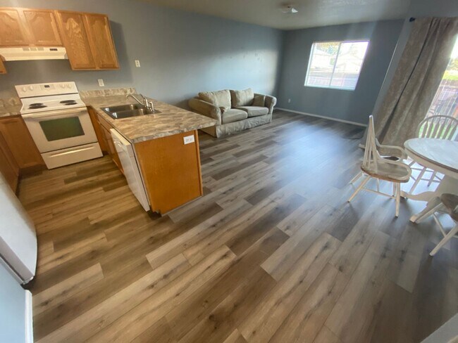 Foto del edificio - 758 N Cloverleaf Loop