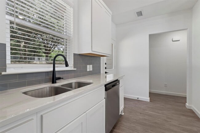 Building Photo - 719 Maple Row