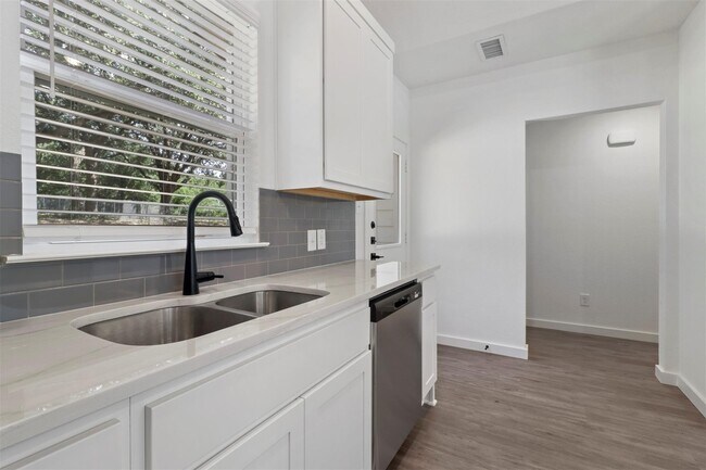 Foto del edificio - 719 Maple Row