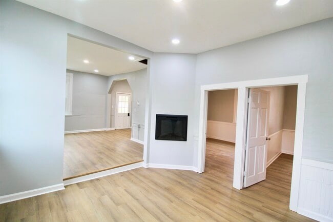 Building Photo - 209 E Spotswood Ave