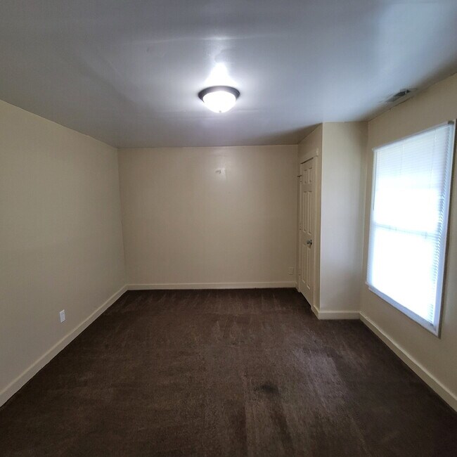 Foto del edificio - Irvington 4BR/2BA House w/Central Air!
