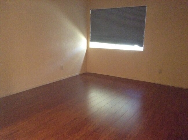 Building Photo - 1405 Vegas Valley Dr