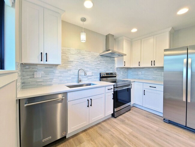 Foto del edificio - Completely Remodeled! Light Filled Rare Two-Level Duplex Walking Distance to Clinton, Division & ...