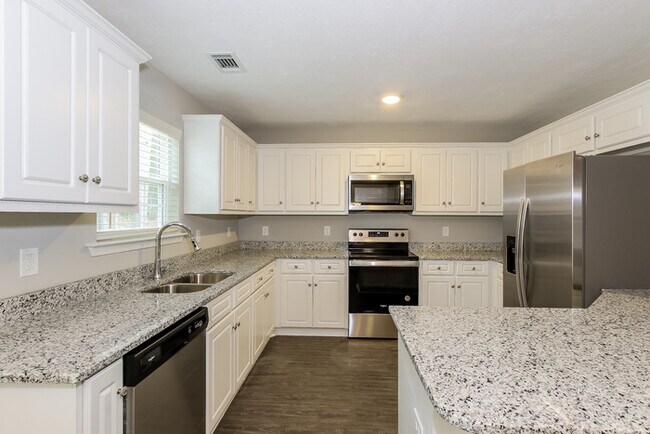 Building Photo - Gorgeous 3 Bedroom in Thomson!