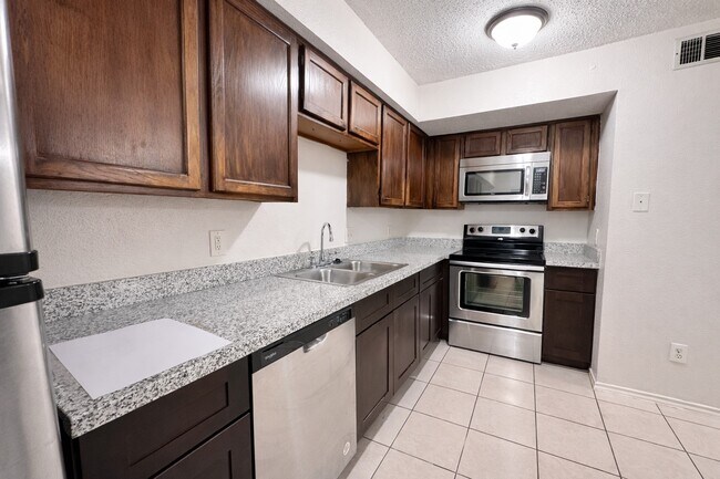 Building Photo - 3815-3815 Dock View Ln