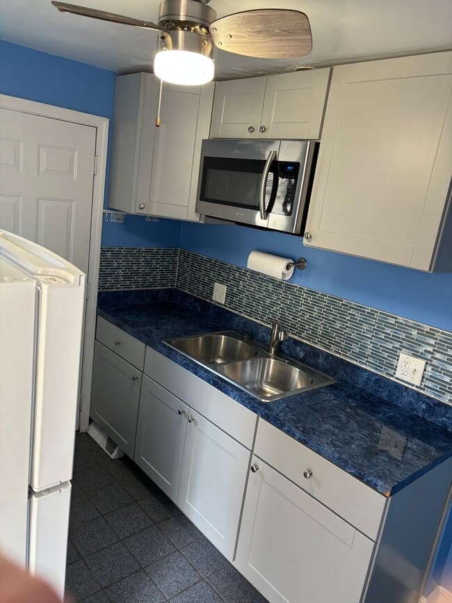 Building Photo - Euclid 1/2 Duplex