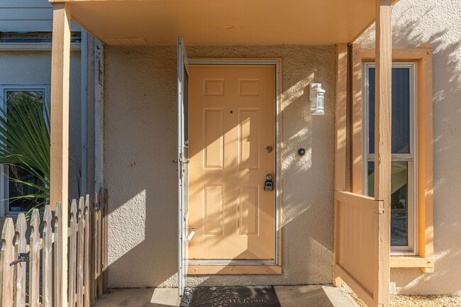 Building Photo - Spacious townhouse with large 2nd floor covered patio!