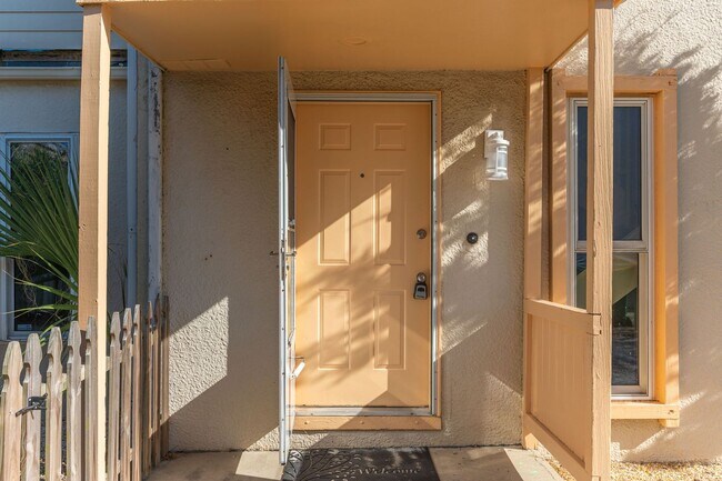 Foto del edificio - Spacious townhouse with large 2nd floor covered patio!