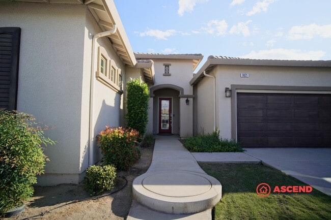 Building Photo - Beautiful 4 Bedroom Home In Olive Dr Area!
