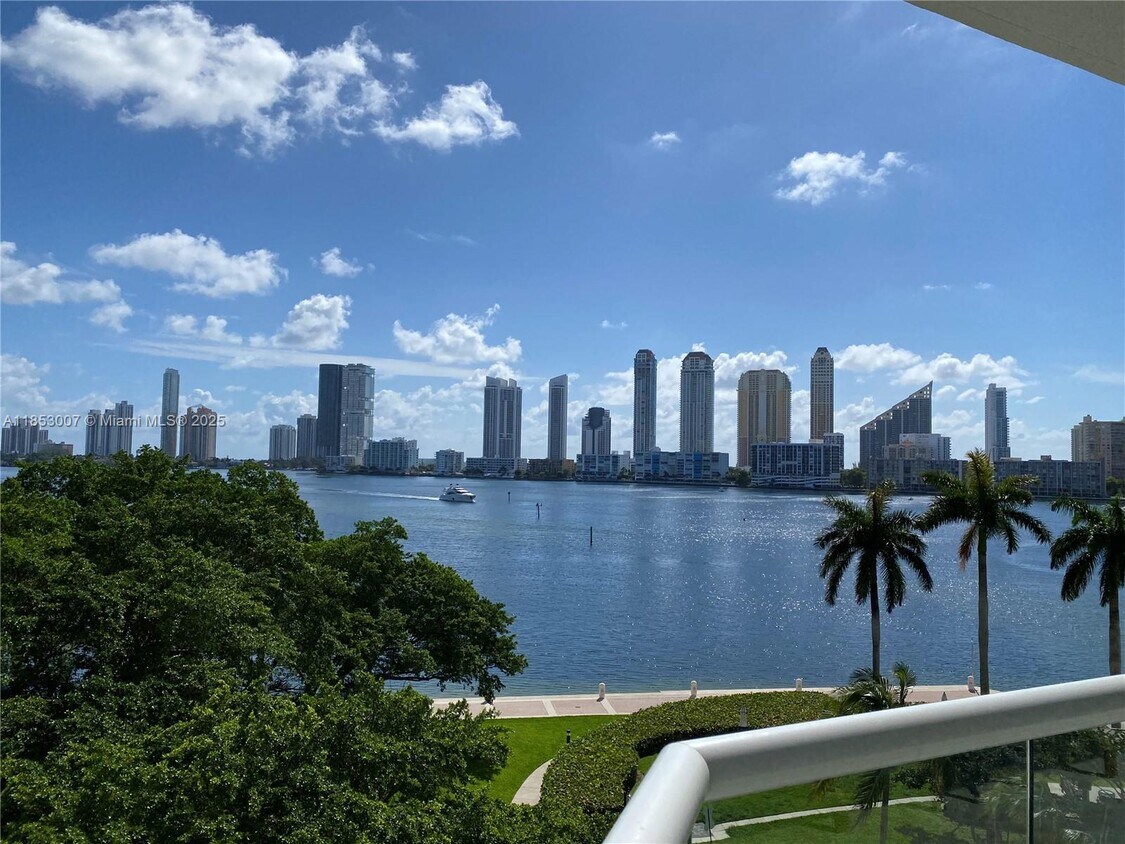 Foto principal - 2600 Island Blvd
