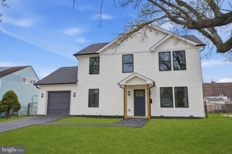 Building Photo - 213 Holly Dr