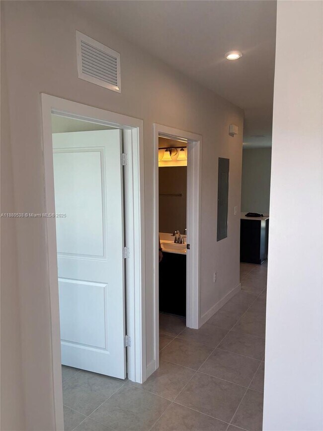 Foto del edificio - 1022 W Davis Pkwy