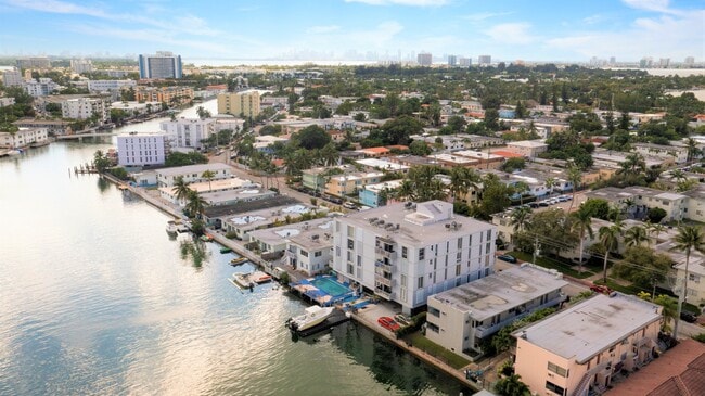 Foto del edificio - 8305 Crespi Blvd