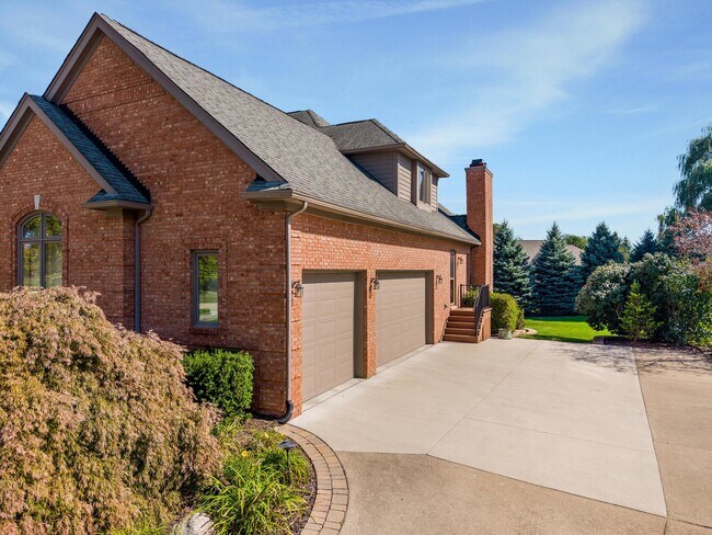 Foto del edificio - 7040 Royal Villa Ct