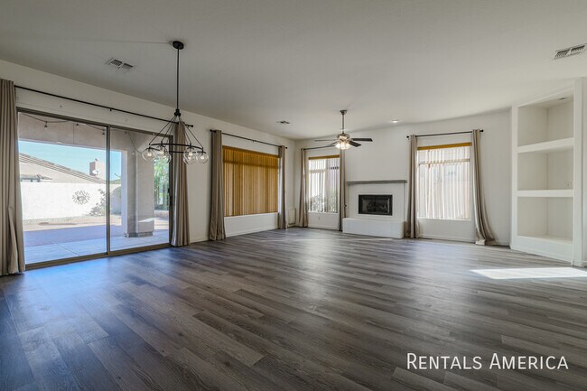 Building Photo - 2126 E Fawn Dr