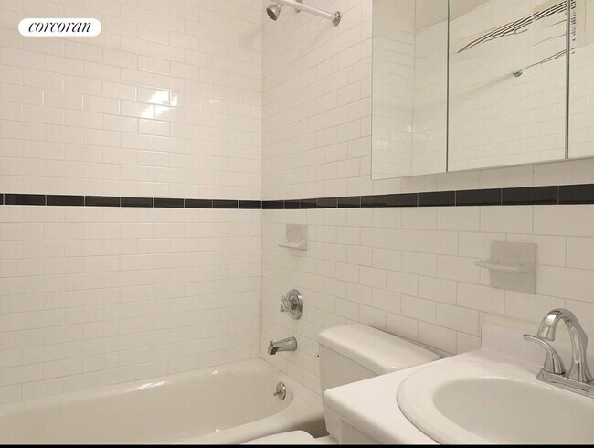 Foto del edificio - 70 W 11th St