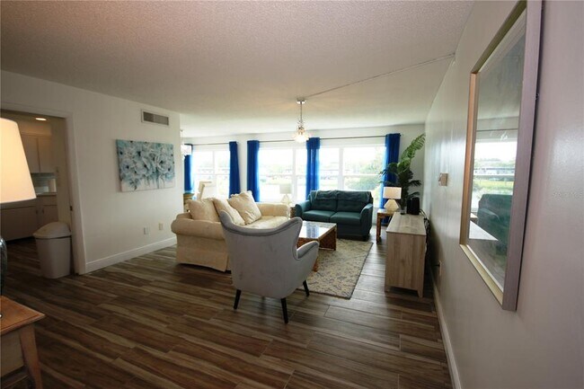 Foto del edificio - 1655 S Highland Ave