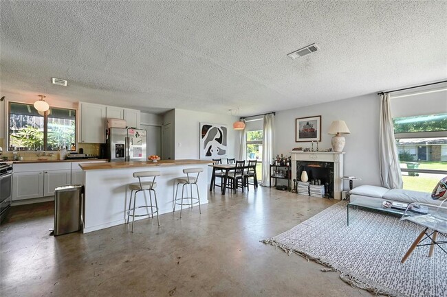 Building Photo - 1513 Corona Dr