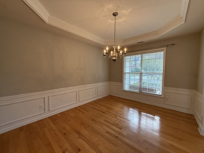 Building Photo - Spacious 5-Bedroom, 3-Bath Home with Excep...