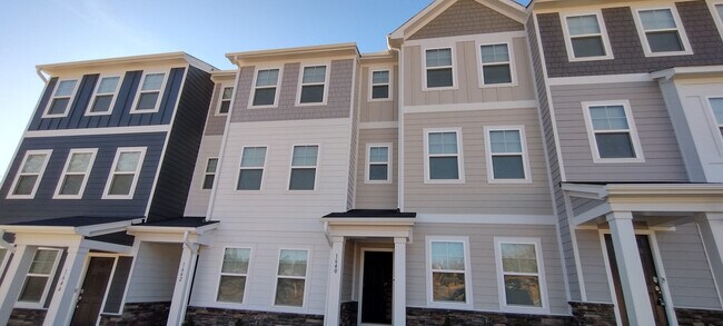 Foto del edificio - Room in Townhome on Kipp Ln