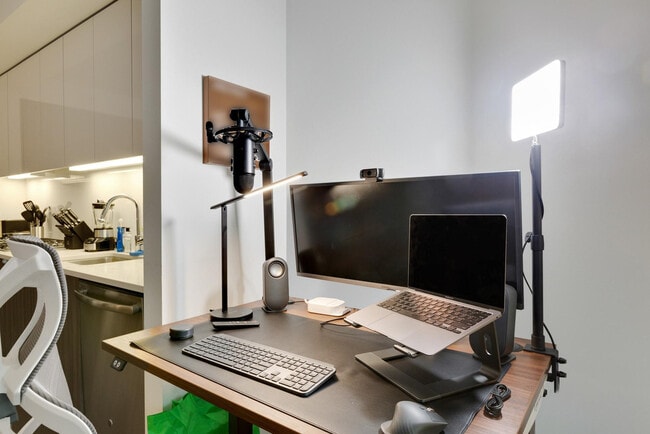 Building Photo - 18 10th St