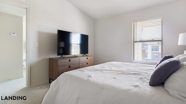 Foto del edificio - 701 W 101st Pl S