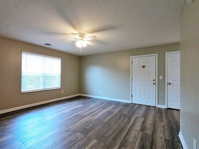 Foto del edificio - FOUNTAIN CITY: GROUND LEVEL 2 BEDROOM, 2 BATHROOM CONDO IN MAPLE CHASE