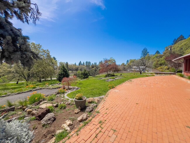 Building Photo - Charming 2 Bed / 2 Bath Home on 1.05 Acres...