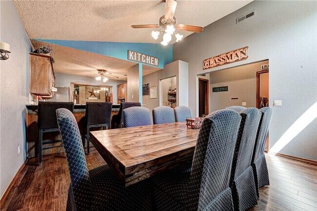 Building Photo - 3 Bed 2.5 Bath 2 Car Garage in Westmoor Ad...