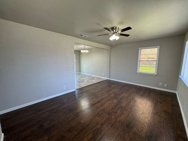 Building Photo - 360 Virtual Tour Available