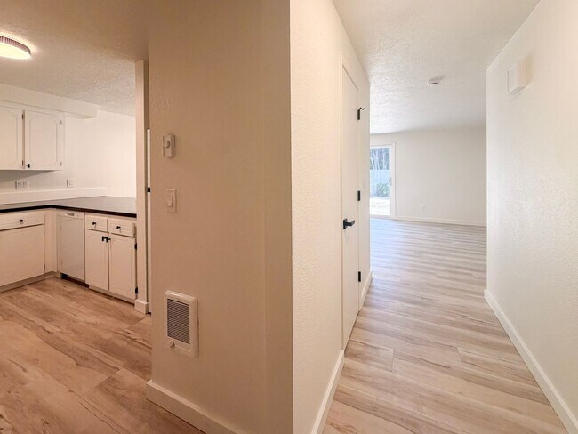 Building Photo - 4507-4517-4517 Boulder Dr SE