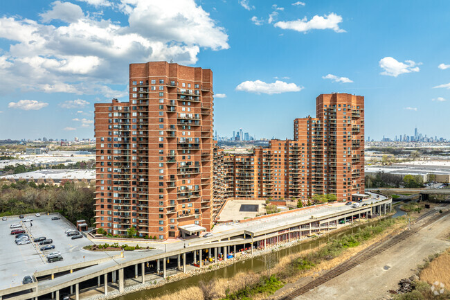 Building Photo - Harmon Cove Tower