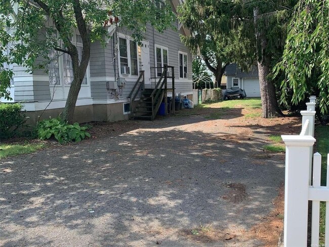 Building Photo - 253 N Wellwood Ave