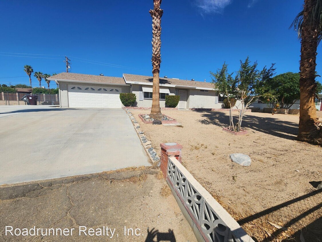 Foto principal - 3 br, 2 bath House - 5842 Halsey