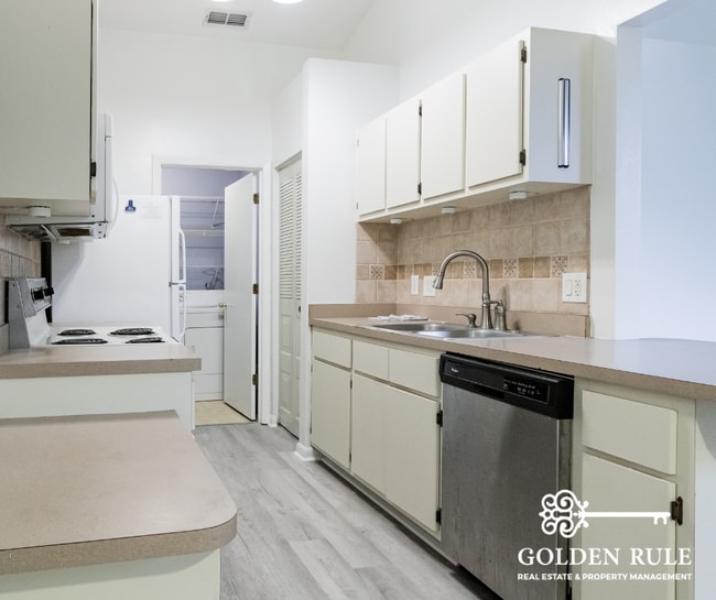 Building Photo - 2850 SW 38th Pl