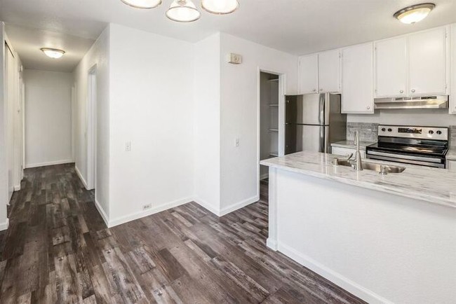 Foto del edificio - 2217 Woodside Ln