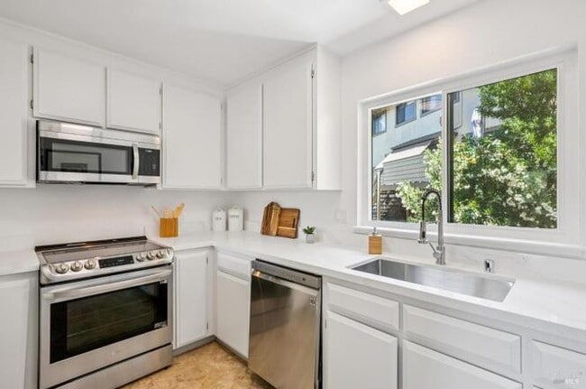 Building Photo - 20 Corte Real