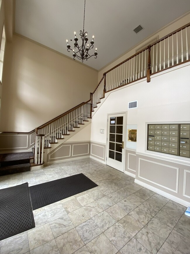 Building Photo - 715 Astor Ln