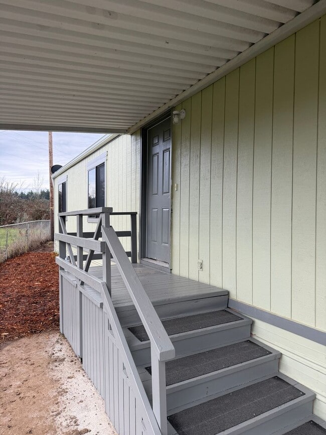 Building Photo - Updated 3 bedroom 2 bathroom house in Springfield!