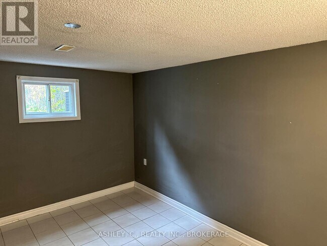 Building Photo - 2546 Palisander Ave
