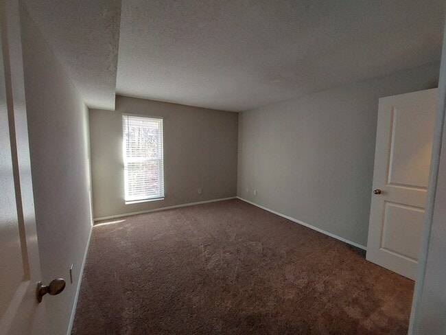 Building Photo - 1 Bed / 1 Bath 650 sq ft Renovated Apartment