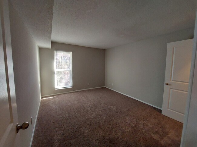 Foto del edificio - 1 Bed / 1 Bath 650 sq ft Renovated Apartment