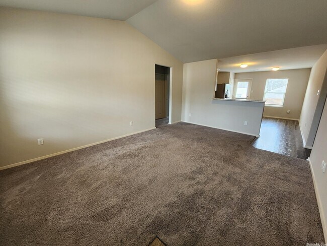 Building Photo - 2405 Vivian Dr