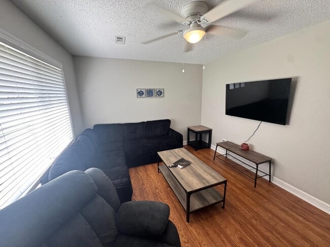 Building Photo - 304 Academy Dr