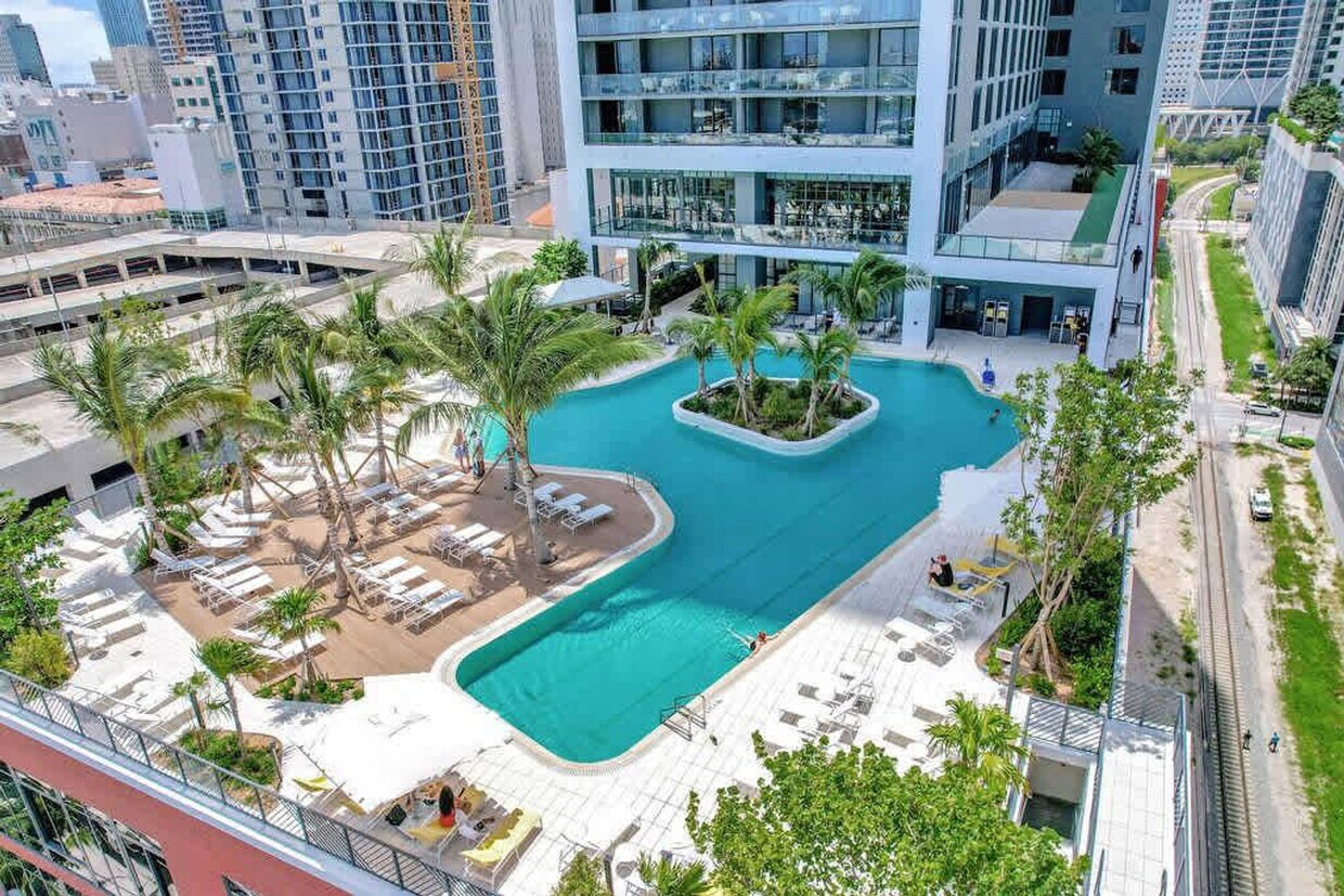 Foto principal - 601 NE 1st Ave