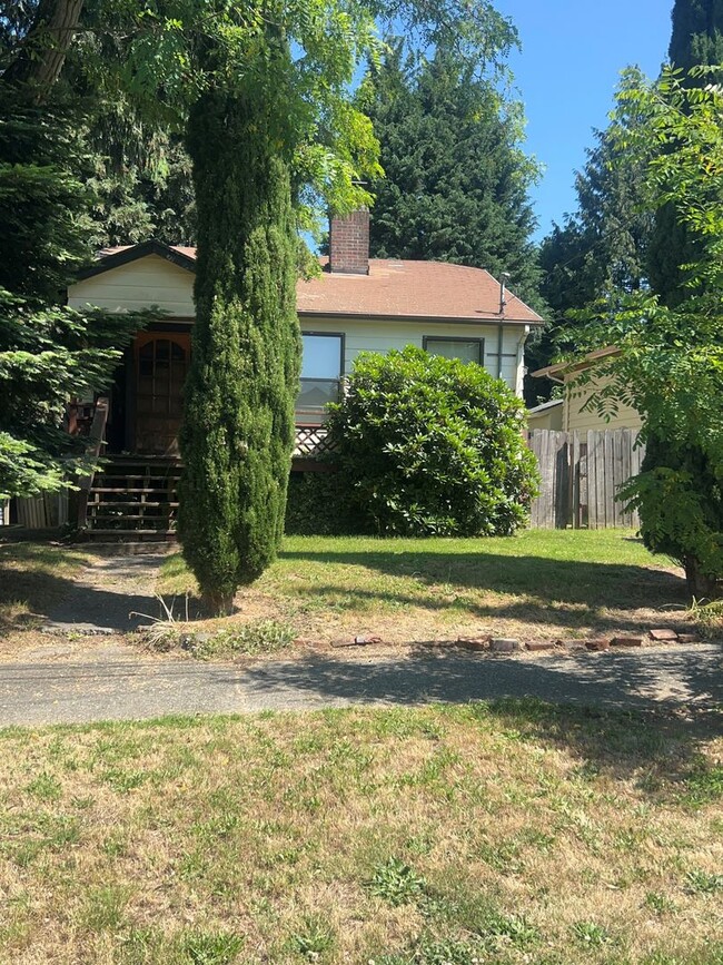 Building Photo - Gatewood Hill Bungalow