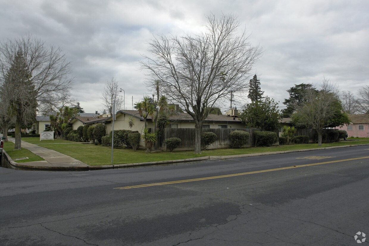 Primary Photo - Garden Court Apartments