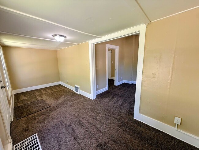 Building Photo - Two bedroom one bathroom mobile home for rent