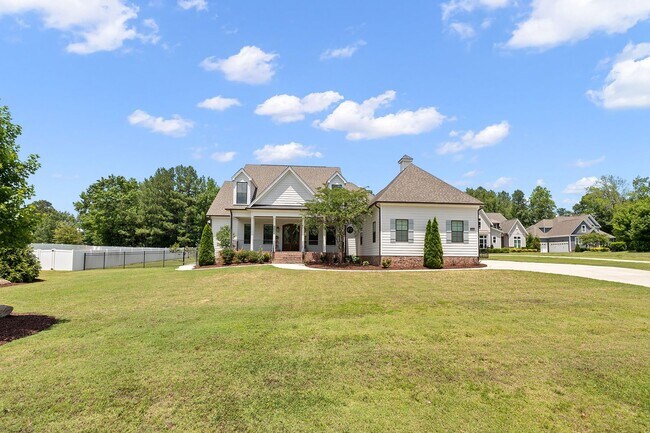 Building Photo - **Luxury 4/4 with Fenced in Yard**